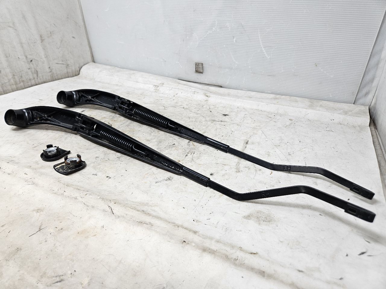 2019 ESCALADE FRONT WINDSHIELD WIPER ARMS ARM PAIR 29190 - image 8