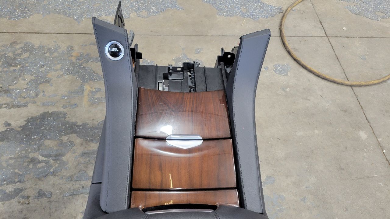 2019 ESCALADE FRONT CENTER CONSOLE BLACK 29210 - image 5
