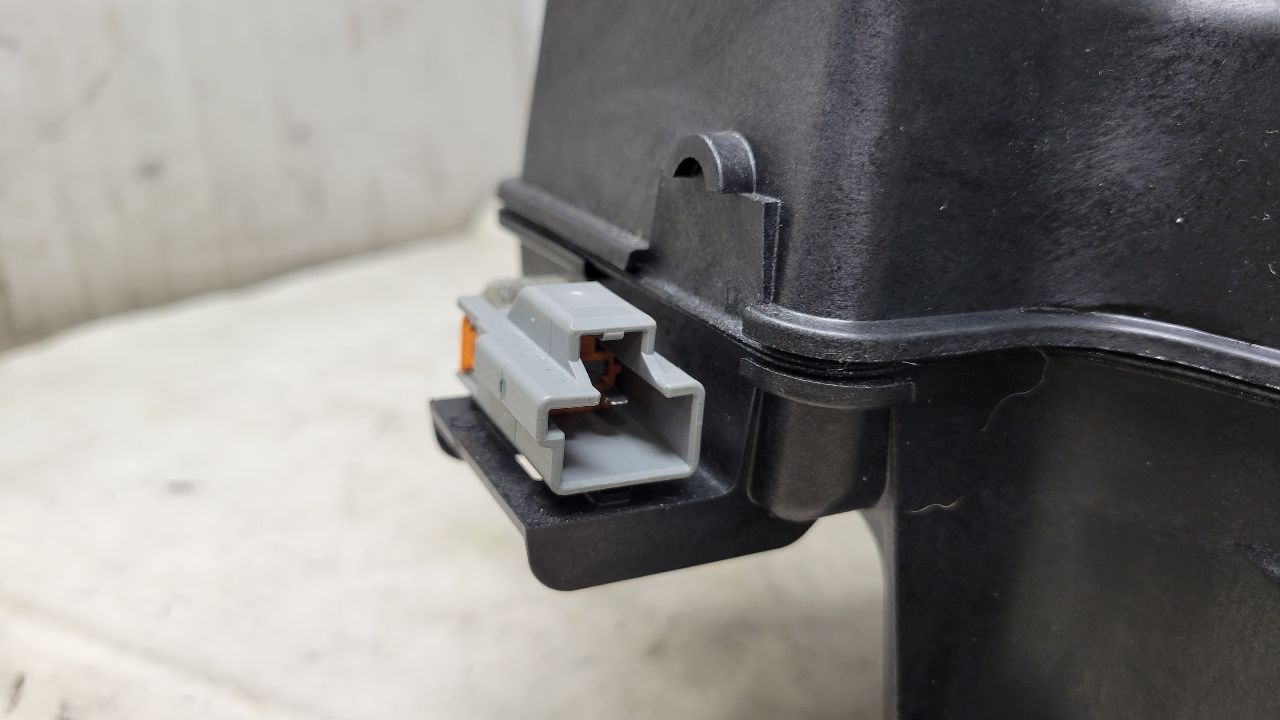 2019 ESCALADE CENTER CONSOLE BOSE SUBWOOFER 29225 - image 5