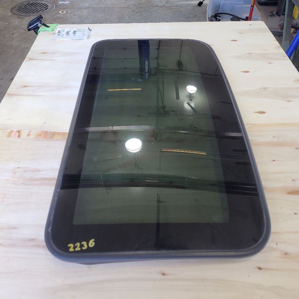 2019 ESCALADE OEM SUN MOON ROOF GLASS ONLY 29236 - image 2