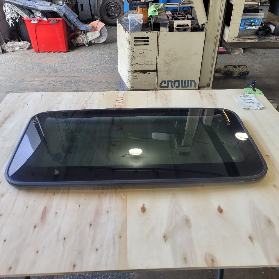 2019 ESCALADE OEM SUN MOON ROOF GLASS ONLY 29236 - image 3
