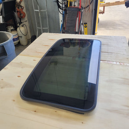 2019 ESCALADE OEM SUN MOON ROOF GLASS ONLY 29236 - image 4