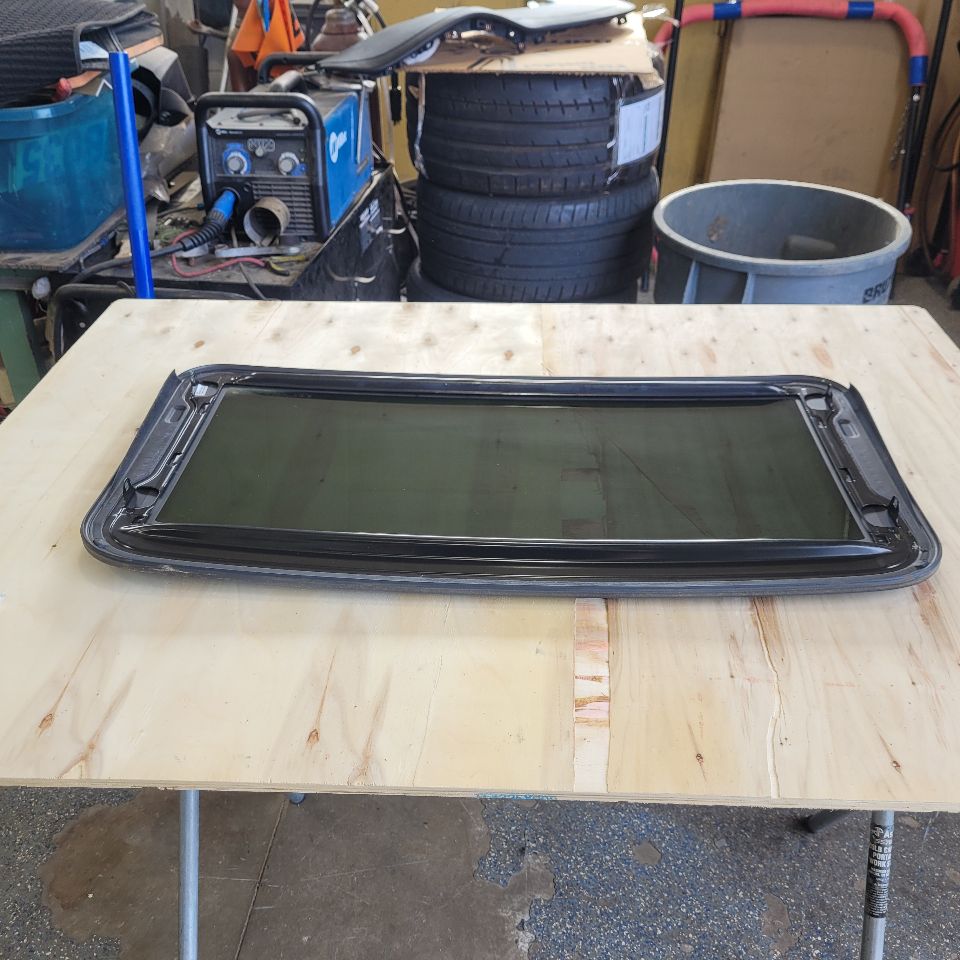 2019 ESCALADE OEM SUN MOON ROOF GLASS ONLY 29236 - image 5