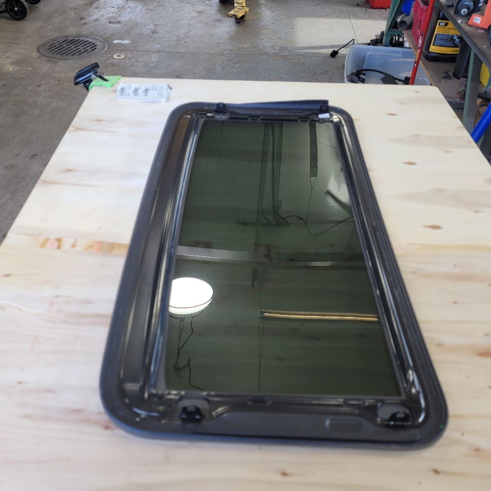 2019 ESCALADE OEM SUN MOON ROOF GLASS ONLY 29236 - image 6