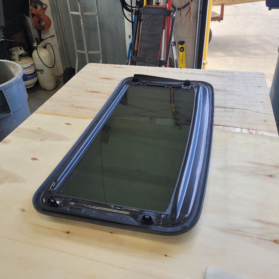2019 ESCALADE OEM SUN MOON ROOF GLASS ONLY 29236 - image 8