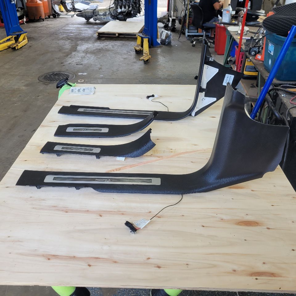 2019 ESCALADE ILLUMINDATED DOOR SILLS SET OF 4 29254 - image 6
