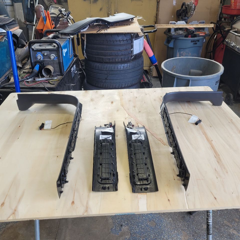 2019 ESCALADE ILLUMINDATED DOOR SILLS SET OF 4 29254 - image 9