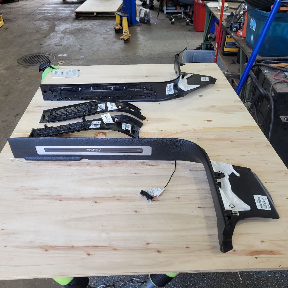 2019 ESCALADE ILLUMINDATED DOOR SILLS SET OF 4 29254 - image 10