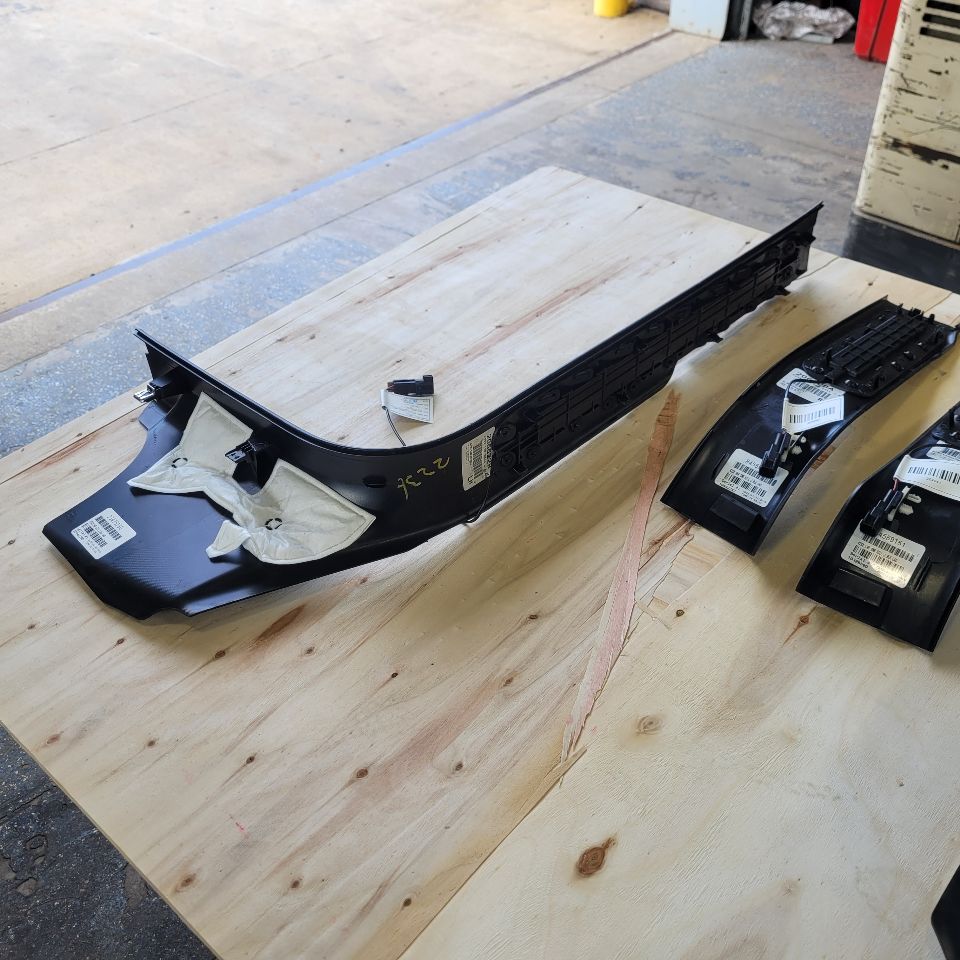 2019 ESCALADE ILLUMINDATED DOOR SILLS SET OF 4 29254 - image 11