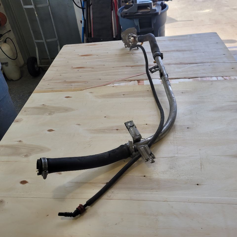 2019 ESCALADE FUEL FILLER NECK ASSEMBLY 84695998. 29255 - image 3