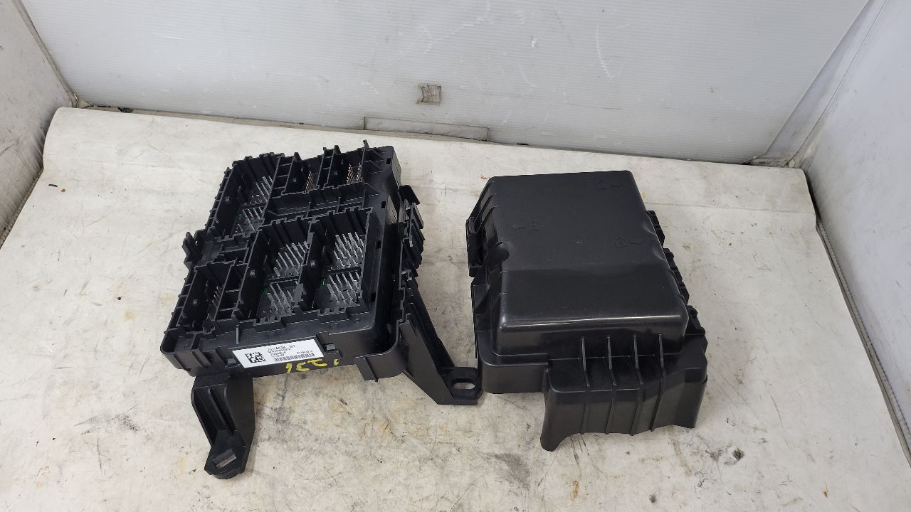 2019 ESCALADE LH UNDER DASH FUSE BOX 84114438 29286 - image 1