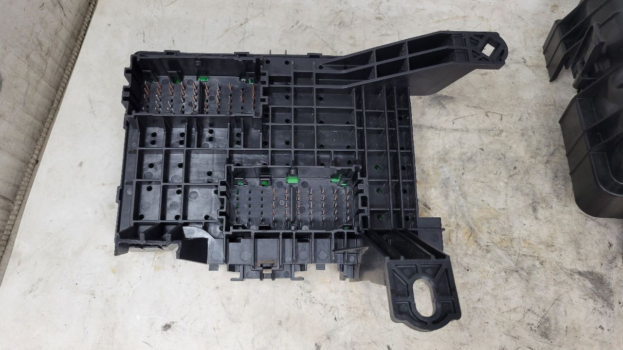 2019 ESCALADE LH UNDER DASH FUSE BOX 84114438 29286 - image 9