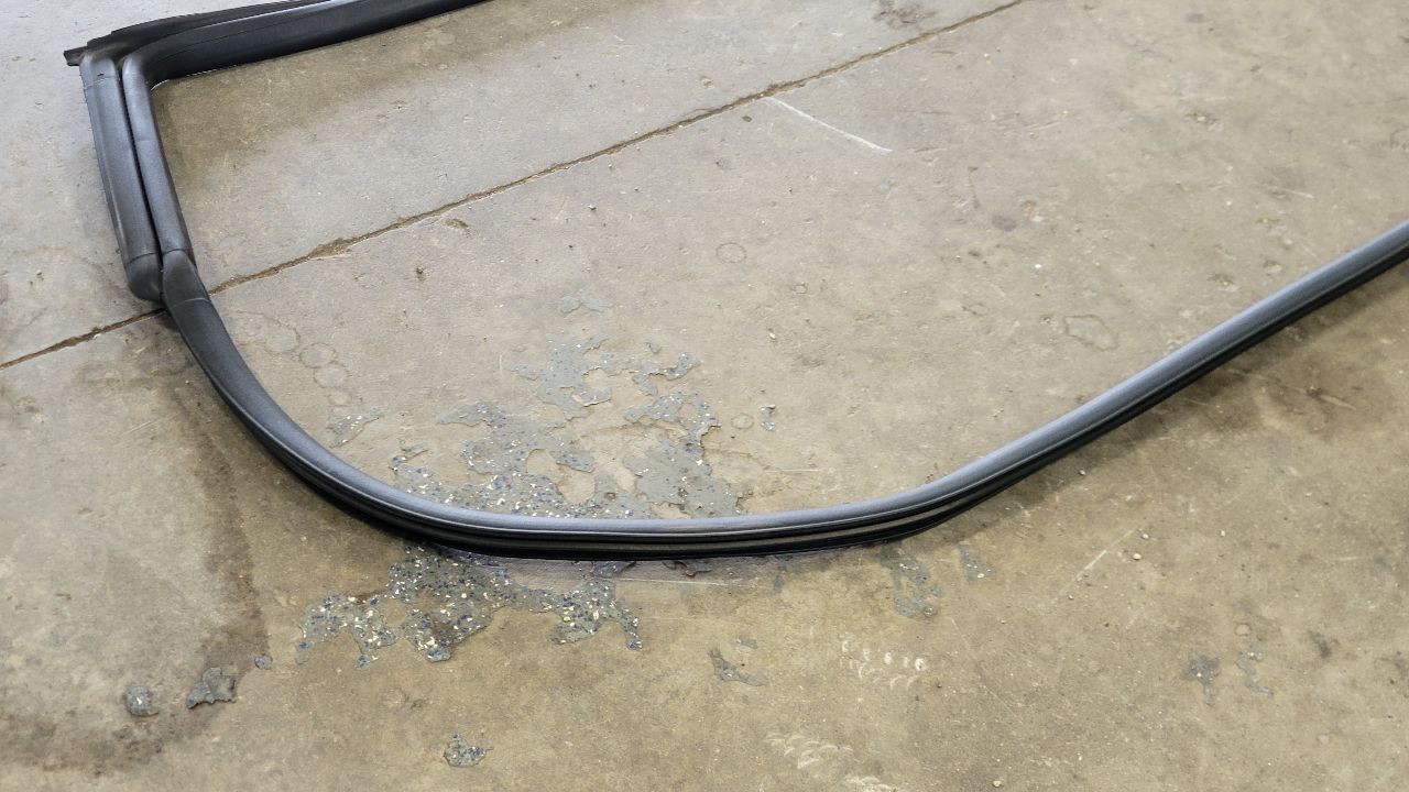 2018 CAMARO OEM RIGHT RH DOOR WEATHERSTRIPPING 29340 - image 2