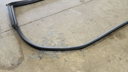 2018 CAMARO OEM RIGHT RH DOOR WEATHERSTRIPPING 29340 - image 2