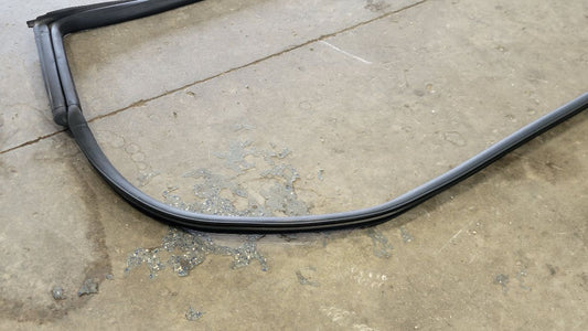 2018 CAMARO OEM RIGHT RH DOOR WEATHERSTRIPPING 29340 - image 2