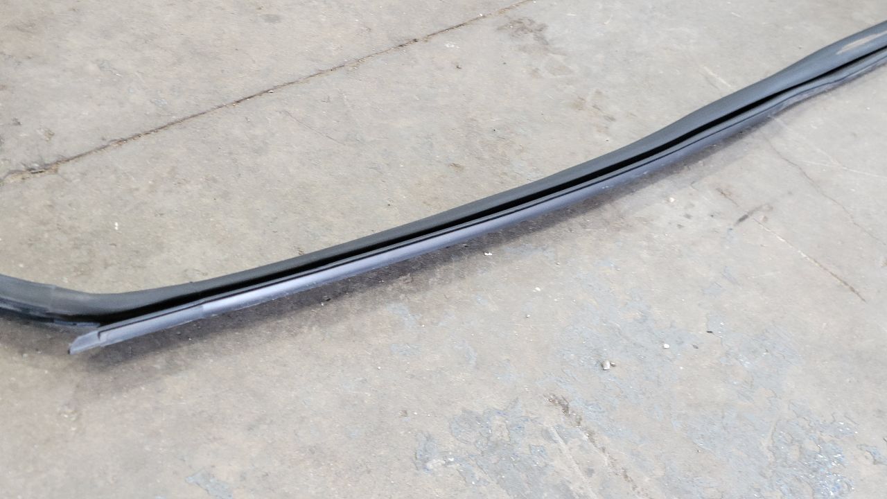 2018 CAMARO OEM RIGHT RH DOOR WEATHERSTRIPPING 29340 - image 5