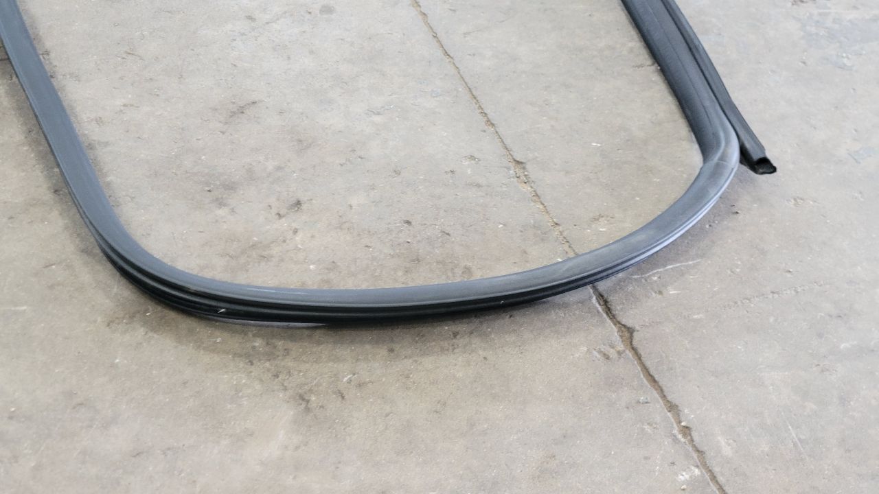 2018 CAMARO OEM RIGHT RH DOOR WEATHERSTRIPPING 29340 - image 6