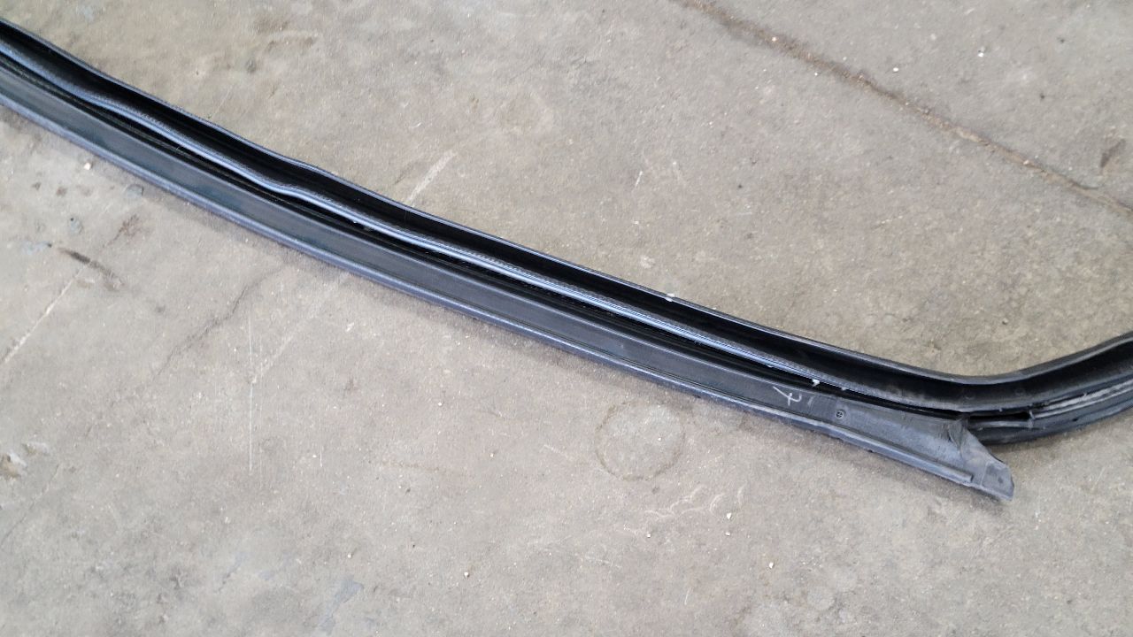 2018 CAMARO OEM RIGHT RH DOOR WEATHERSTRIPPING 29340 - image 10