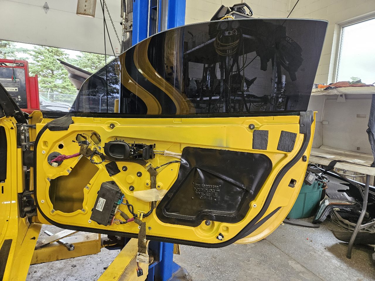 2000 CORVETTE RH PASSENGER FRONT DOOR YELLOW 000 29428 - image 13