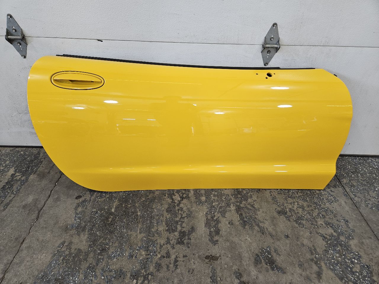 2000 CORVETTE RH PASSENGER FRONT DOOR YELLOW 000 29428 - image 1