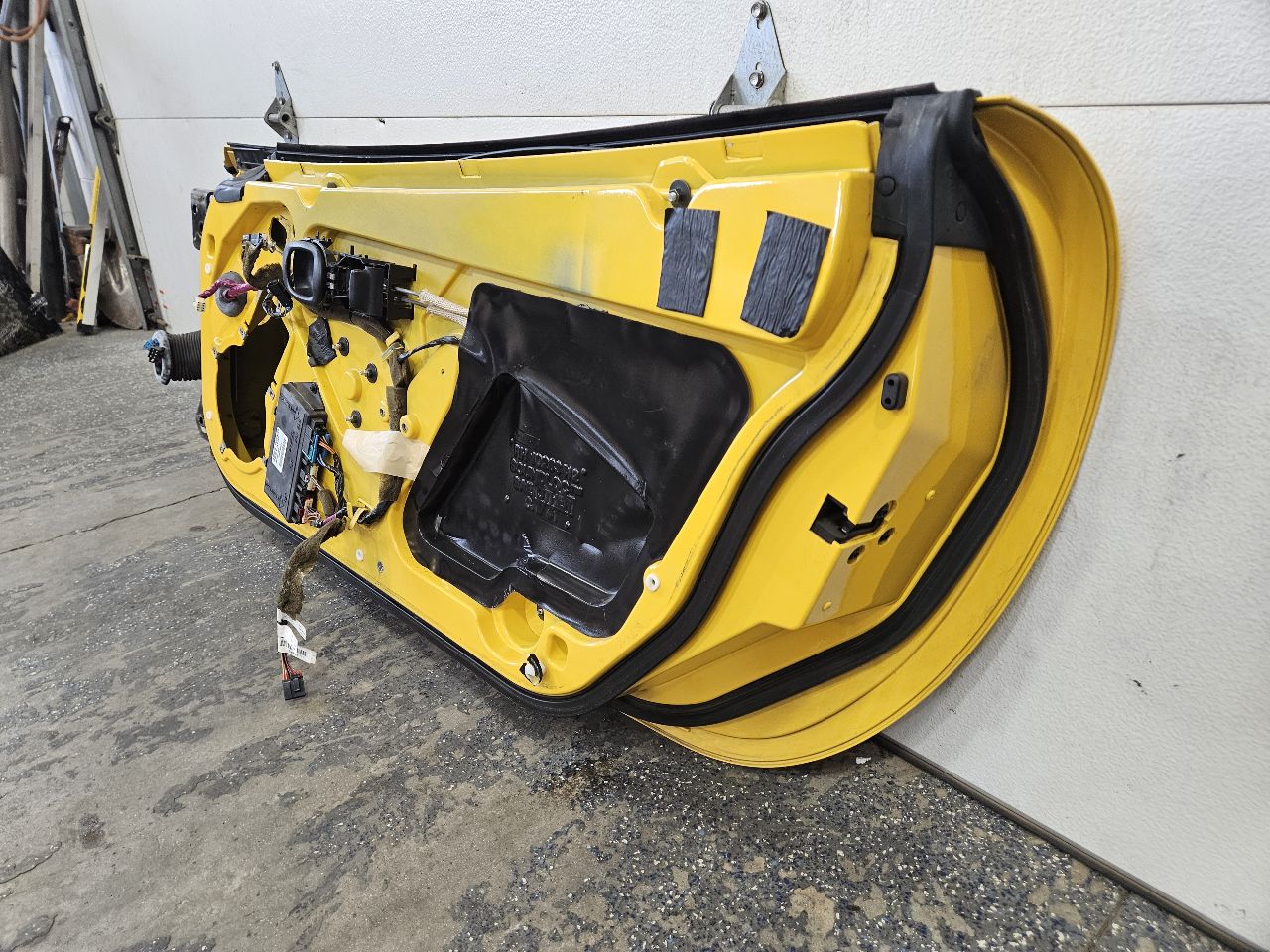 2000 CORVETTE RH PASSENGER FRONT DOOR YELLOW 000 29428 - image 8
