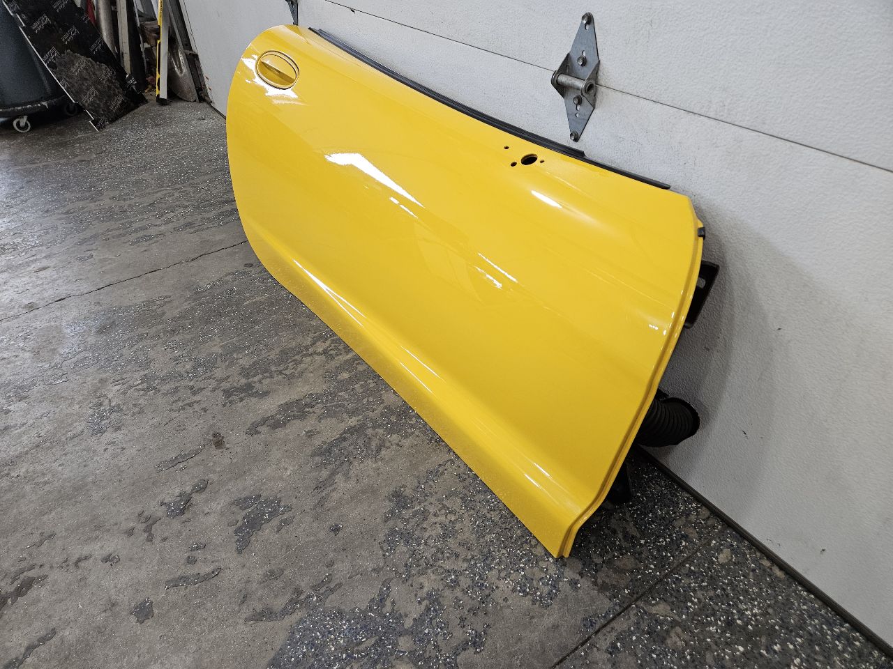 2000 CORVETTE RH PASSENGER FRONT DOOR YELLOW 000 29428 - image 1