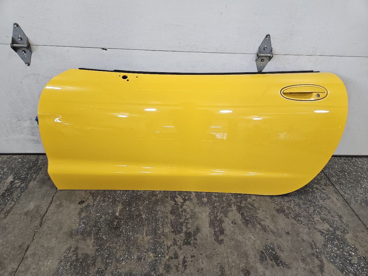 2000 CORVETTE LH DRIVER FRONT DOOR YELLOW 423G 29429 - image 1