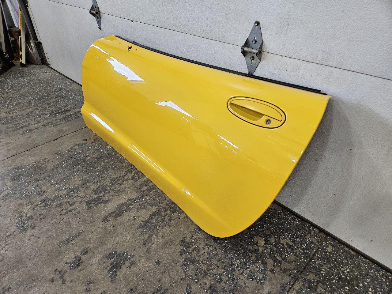 2000 CORVETTE LH DRIVER FRONT DOOR YELLOW 423G 29429 - image 2