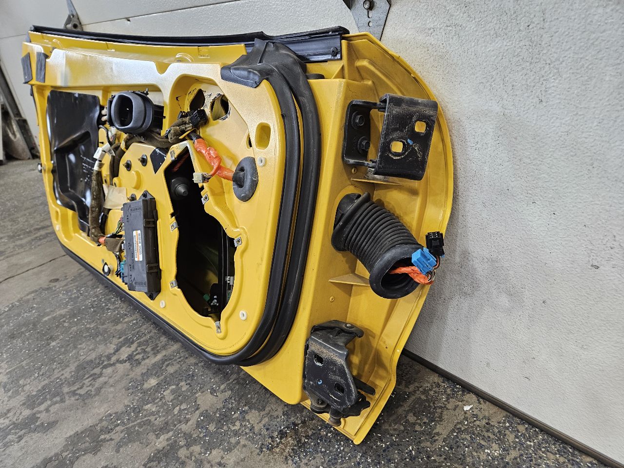2000 CORVETTE LH DRIVER FRONT DOOR YELLOW 423G 29429 - image 9