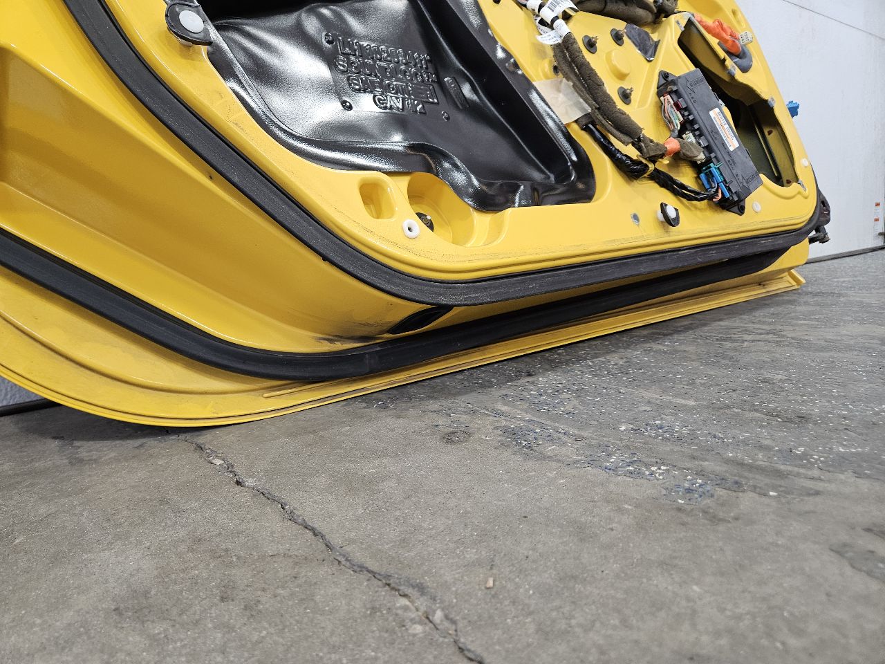 2000 CORVETTE LH DRIVER FRONT DOOR YELLOW 423G 29429 - image 12
