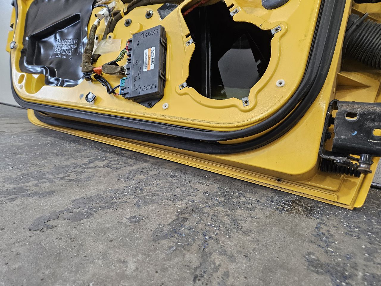 2000 CORVETTE LH DRIVER FRONT DOOR YELLOW 423G 29429 - image 13