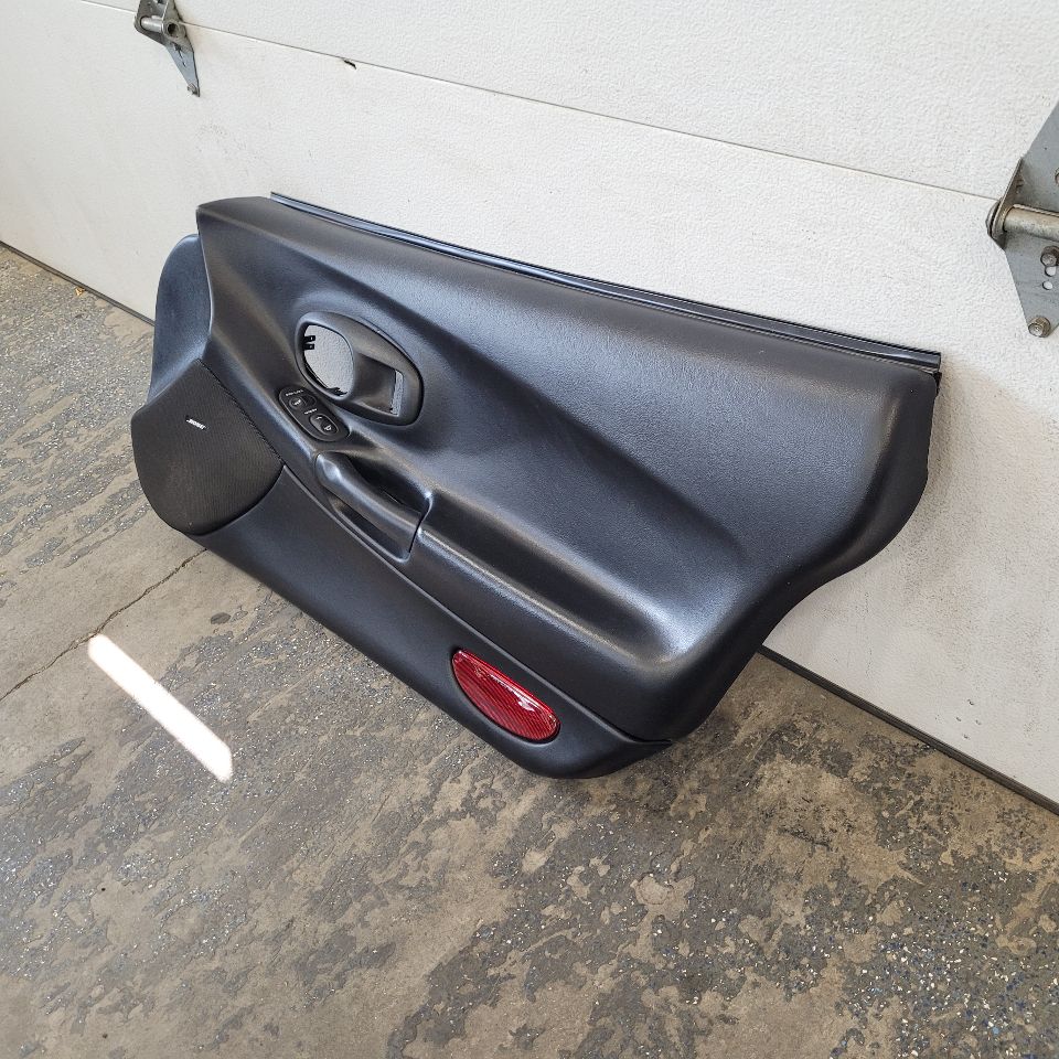 2000 CORVETTE RH DOOR PANEL BLACK W/ WINDOW SWITCH 29456 - image 3
