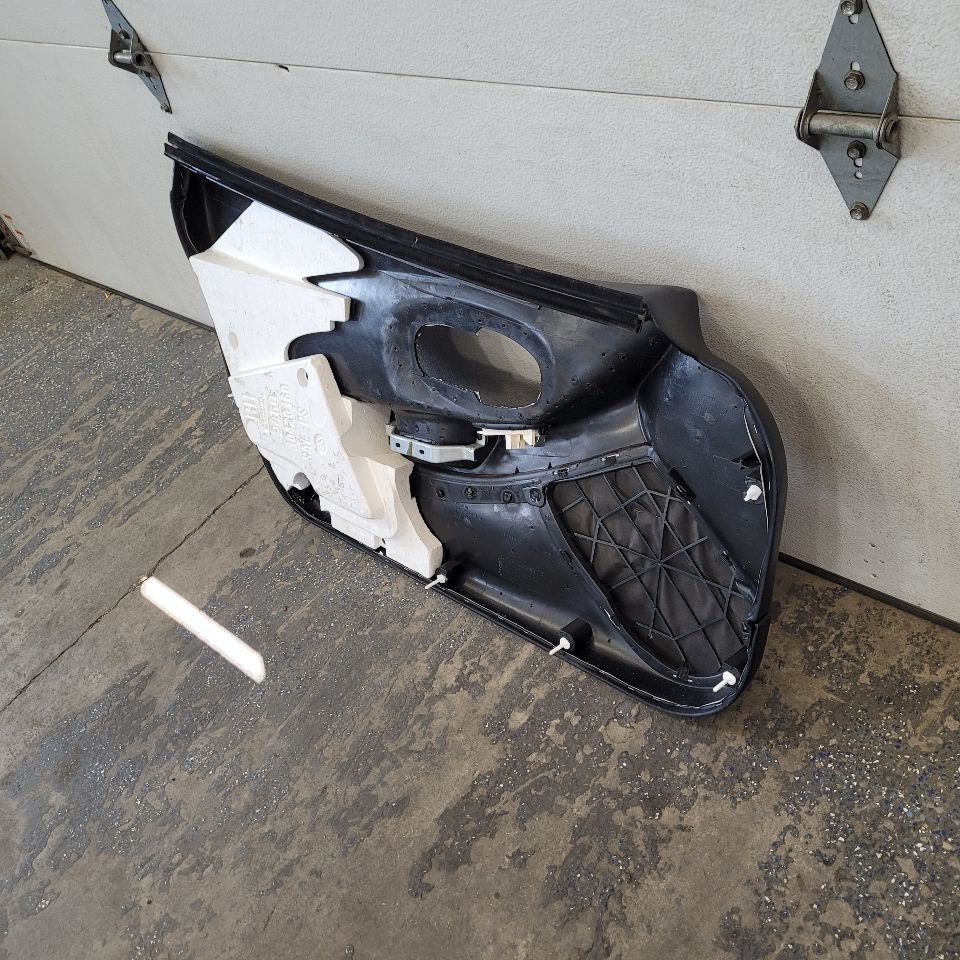 2000 CORVETTE RH DOOR PANEL BLACK W/ WINDOW SWITCH 29456 - image 7