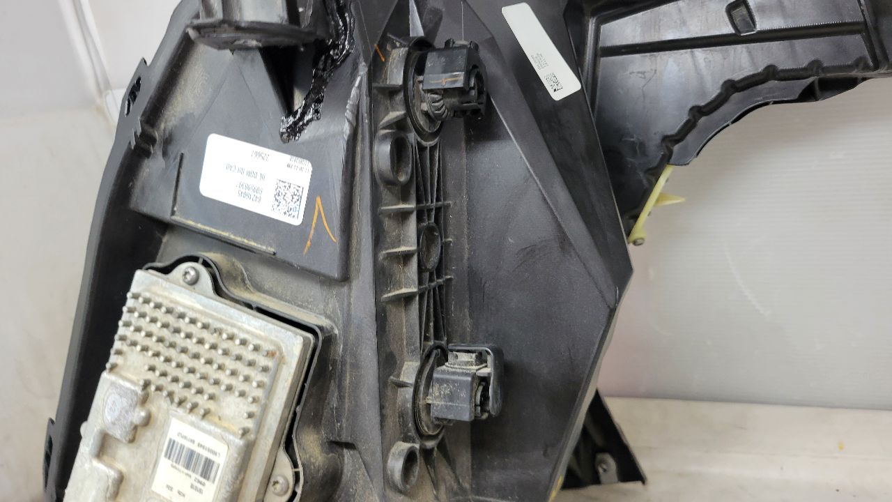 2019 ESCALADE RH HEADLAMP TOP TAB REPAIRED 29580 - image 2