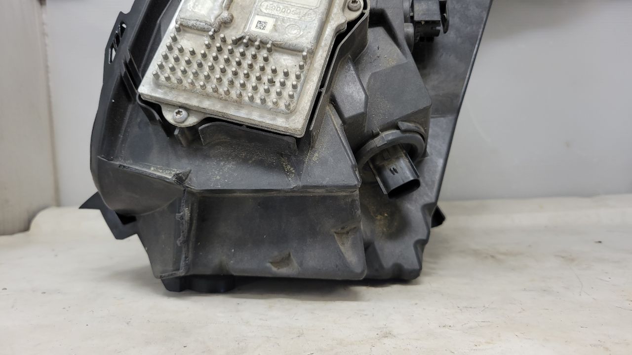 2019 ESCALADE RH HEADLAMP TOP TAB REPAIRED 29580 - image 3