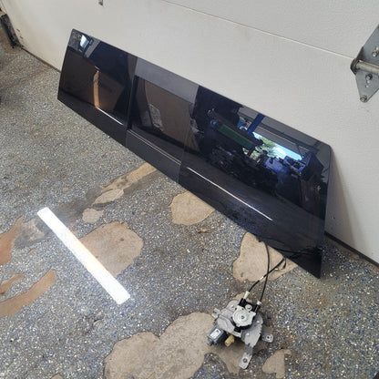 2019 SIERRA150 OEM SLIDING BACK GLASS ON SHELF 29661 - image 2