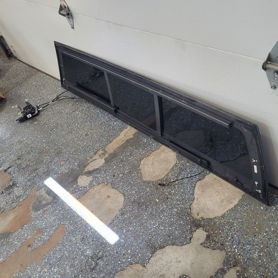 2019 SIERRA150 OEM SLIDING BACK GLASS ON SHELF 29661 - image 9