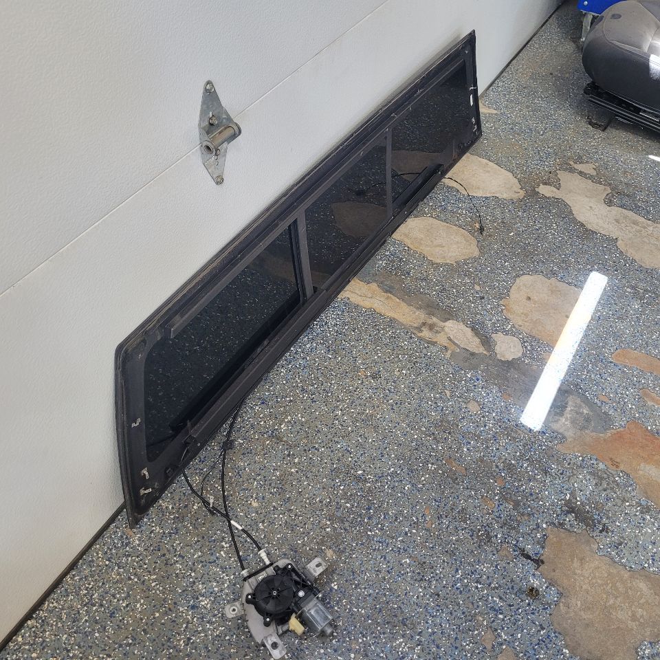 2019 SIERRA150 OEM SLIDING BACK GLASS ON SHELF 29661 - image 10