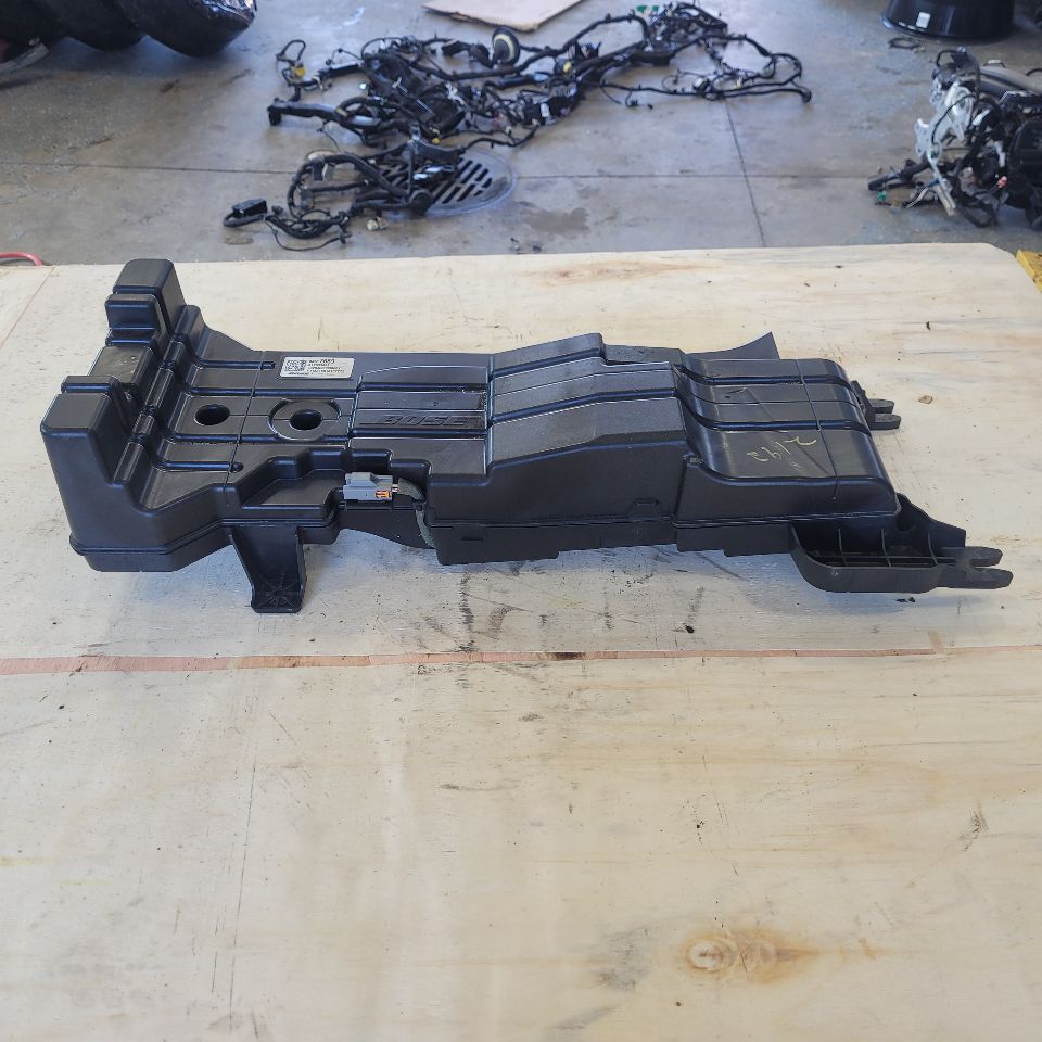 2019 SIERRA150 OEM CONSOLE SUBWOOFER & ENCLOSURE 29662 - image 1