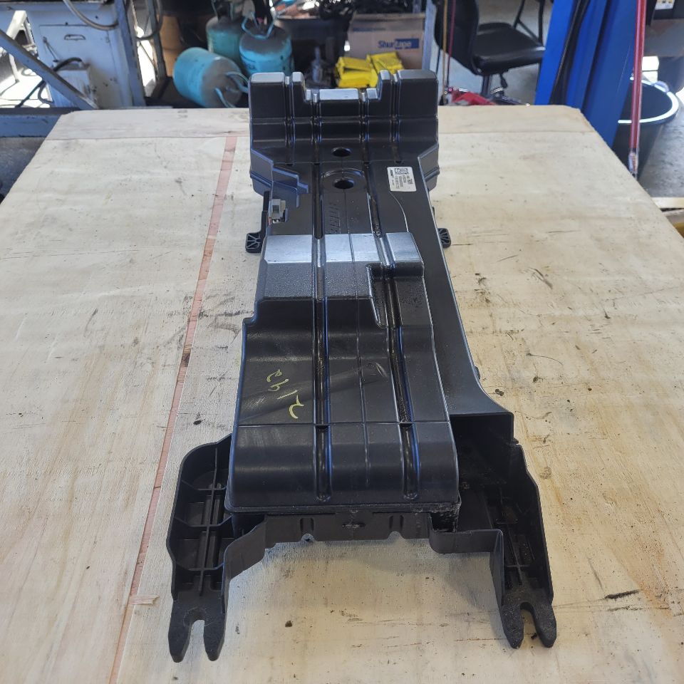 2019 SIERRA150 OEM CONSOLE SUBWOOFER & ENCLOSURE 29662 - image 2