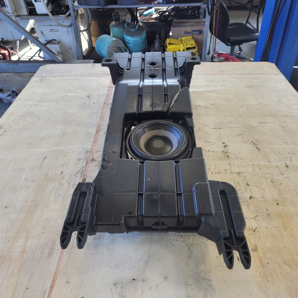 2019 SIERRA150 OEM CONSOLE SUBWOOFER & ENCLOSURE 29662 - image 8
