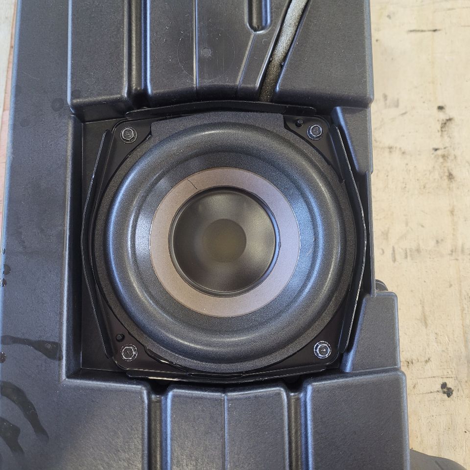 2019 SIERRA150 OEM CONSOLE SUBWOOFER & ENCLOSURE 29662 - image 9