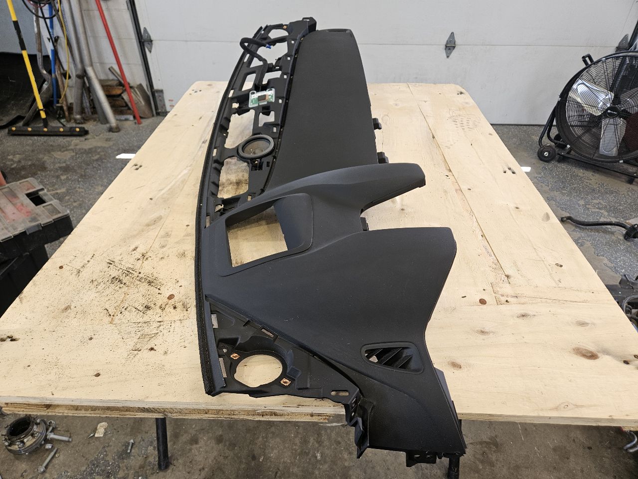 2018 CAMARO UPPER DASH W/HUD CUTOUT & RH BAG 29863 - image 2