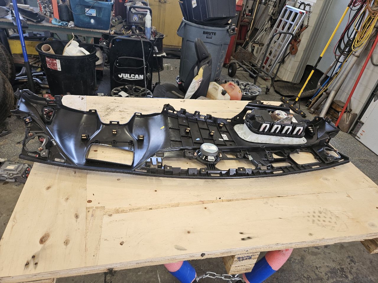 2018 CAMARO UPPER DASH W/HUD CUTOUT & RH BAG 29863 - image 3