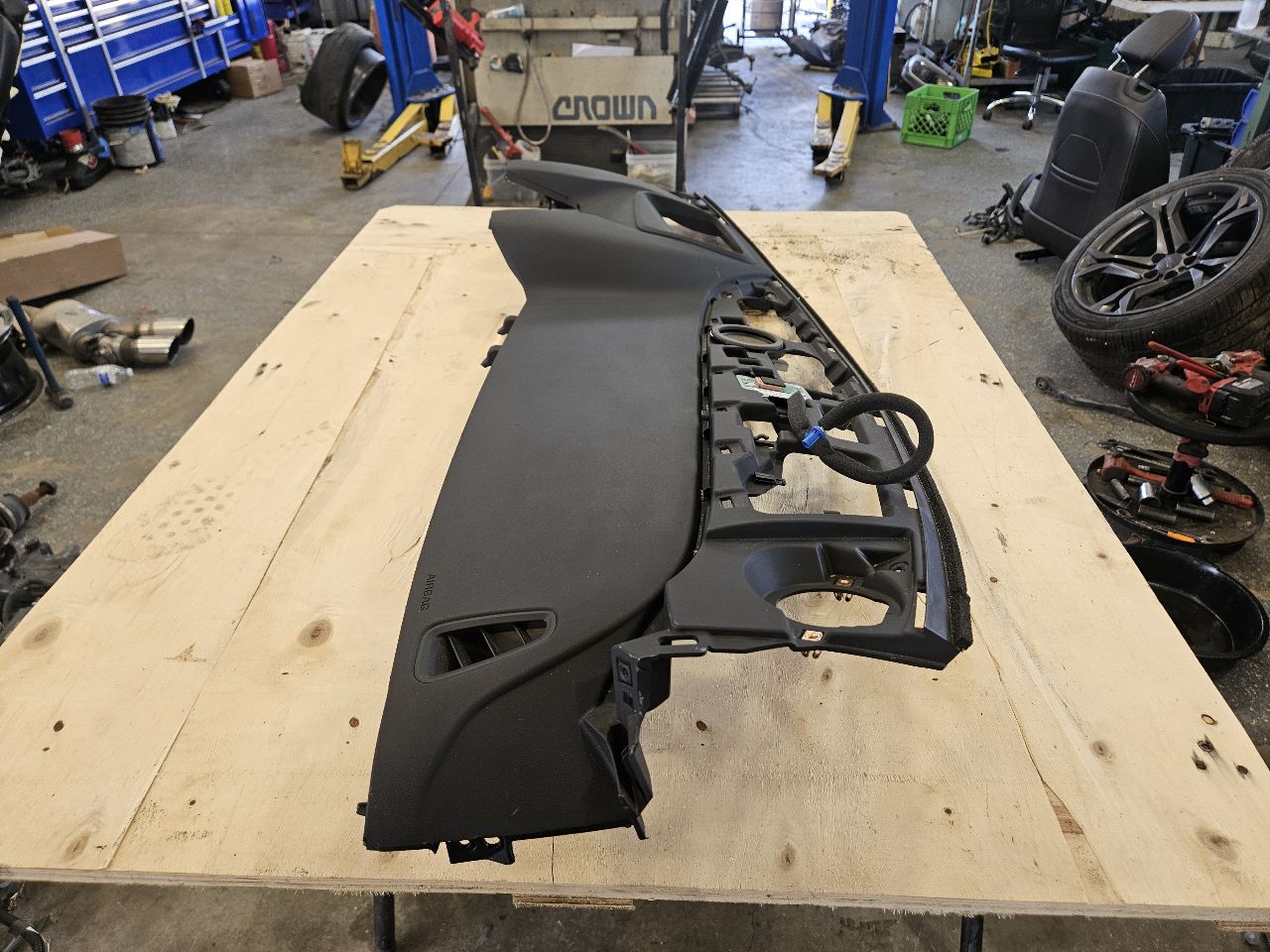 2018 CAMARO UPPER DASH W/HUD CUTOUT & RH BAG 29863 - image 4