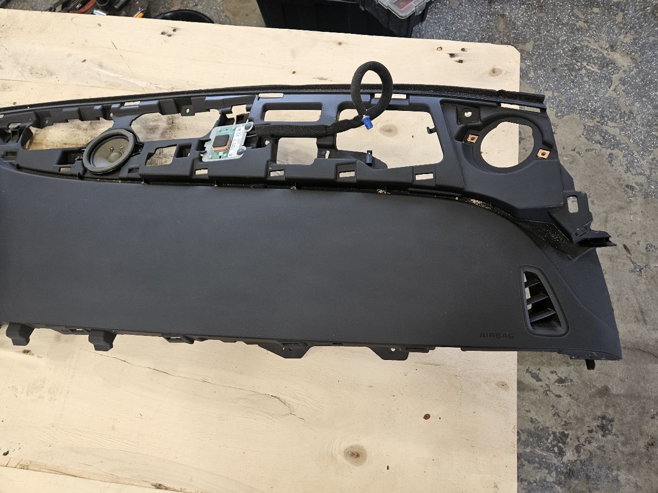 2018 CAMARO UPPER DASH W/HUD CUTOUT & RH BAG 29863 - image 5