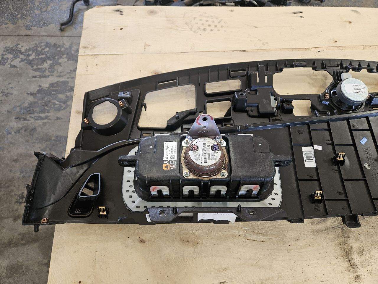 2018 CAMARO UPPER DASH W/HUD CUTOUT & RH BAG 29863 - image 6