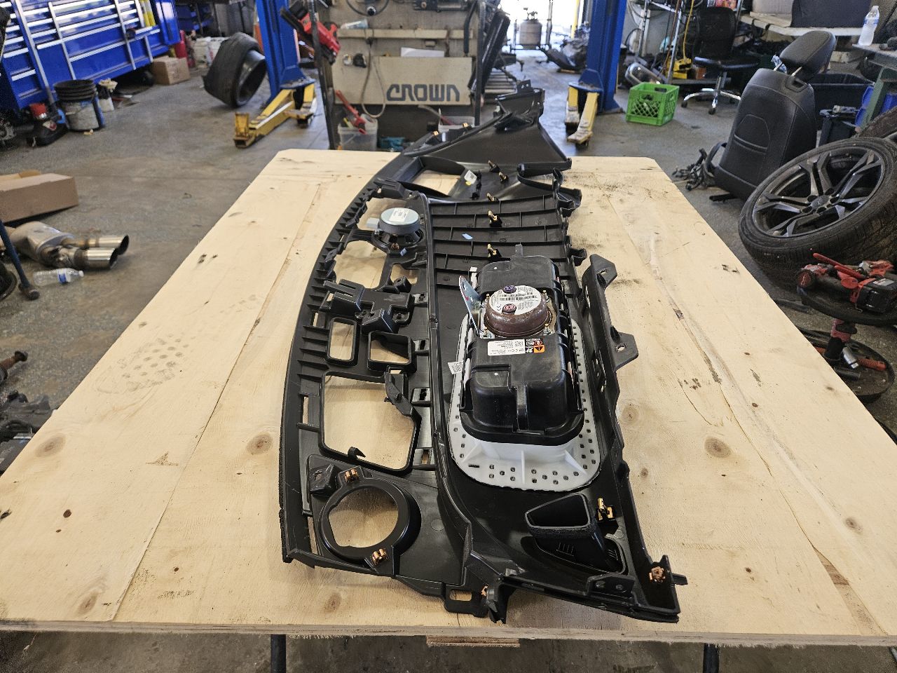 2018 CAMARO UPPER DASH W/HUD CUTOUT & RH BAG 29863 - image 8