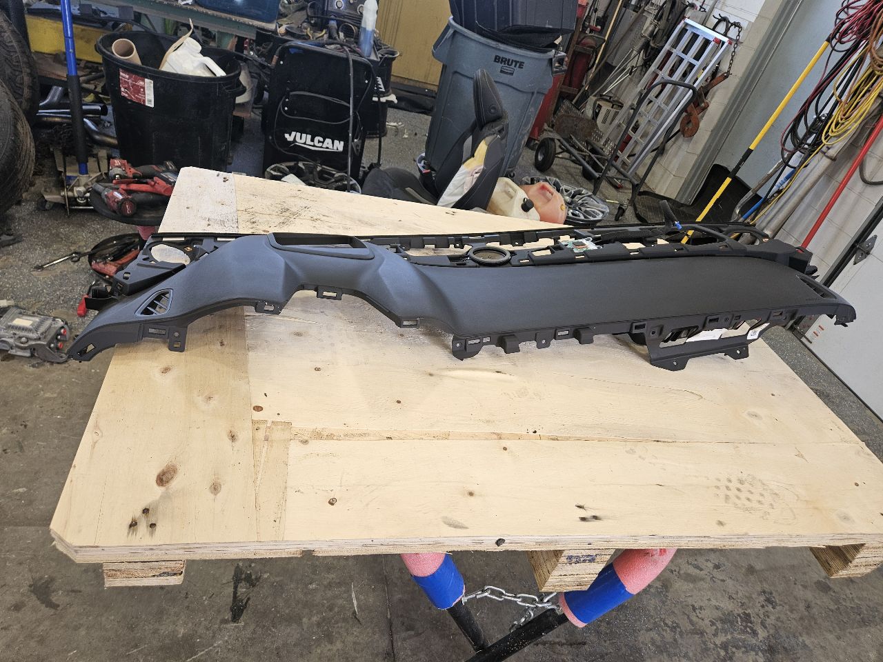 2018 CAMARO UPPER DASH W/HUD CUTOUT & RH BAG 29863 - image 11