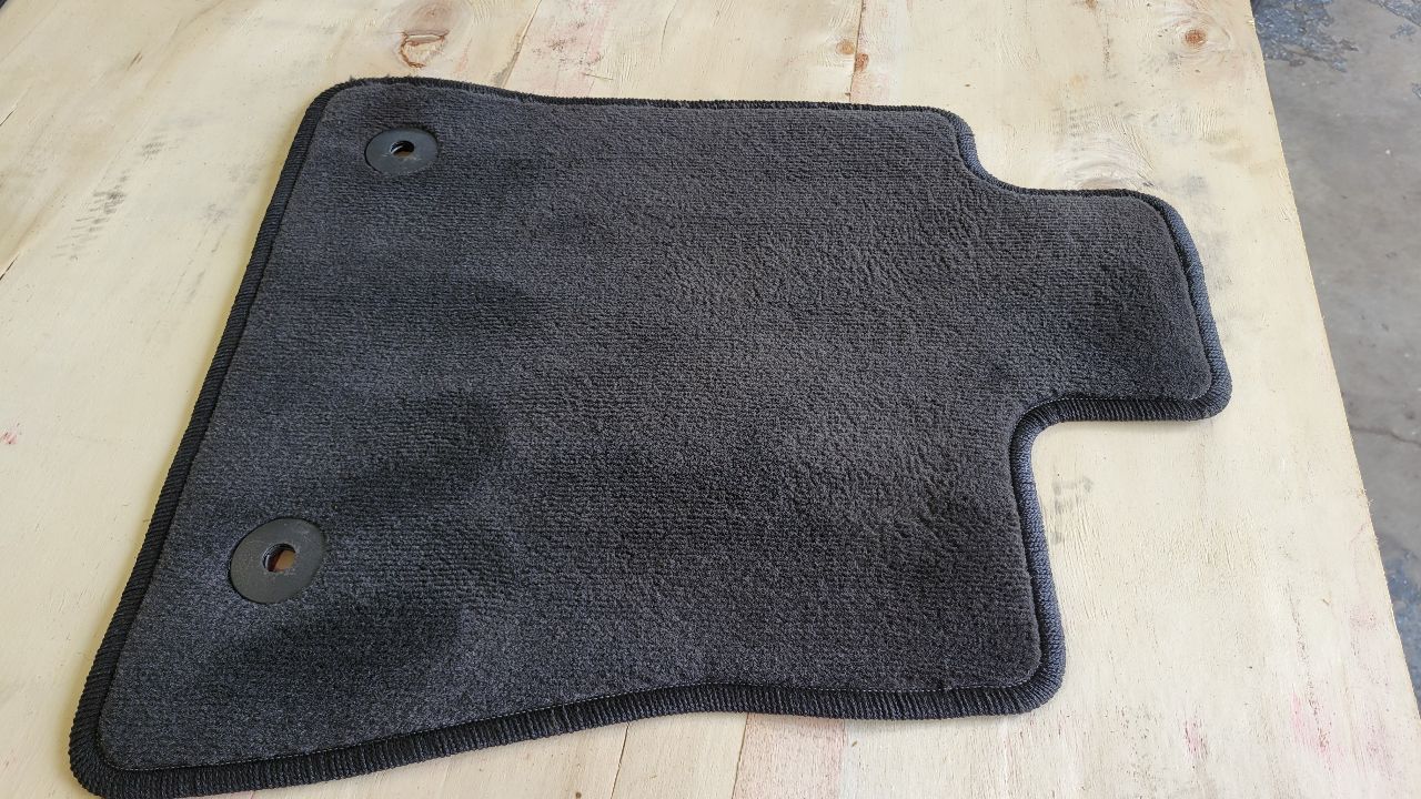 2018 CAMARO OEM FRONT BLACK CARPET FLOOR MATS 29867 - image 4